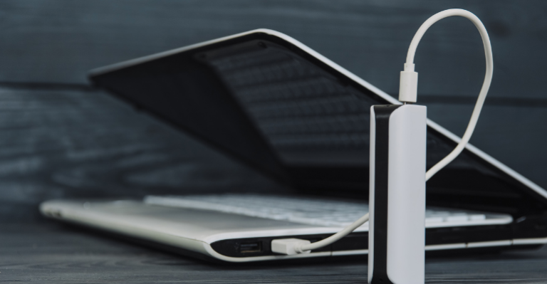 Comment charger un ordinateur portable sans chargeur